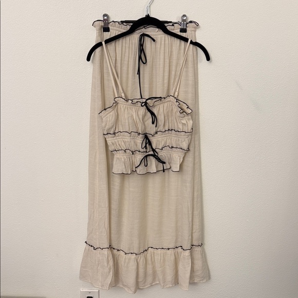 Elegant Cream Ruffle Set - Picture 6 of 7